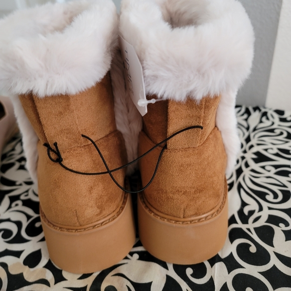 Fuzzy boots, never worn - Picture 4 of 5